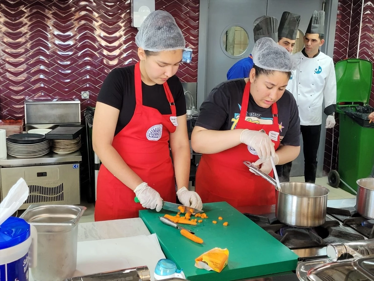 Didim\'de Genç Şefler Yemek Yarışması Düzenlendi