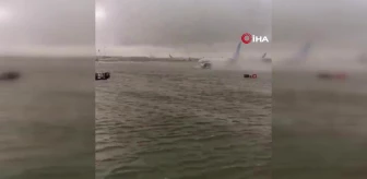Dubai Uluslararası Havalimanı'nda uçaklar sel sularında güçlükle ilerledi