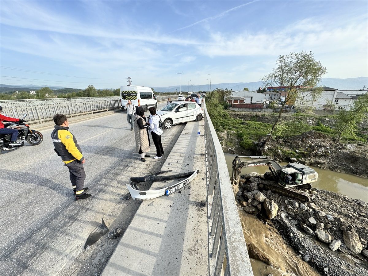 Düzce\'de Otomobilin Bariyere Çarpması Sonucu 2 Kişi Yaralandı