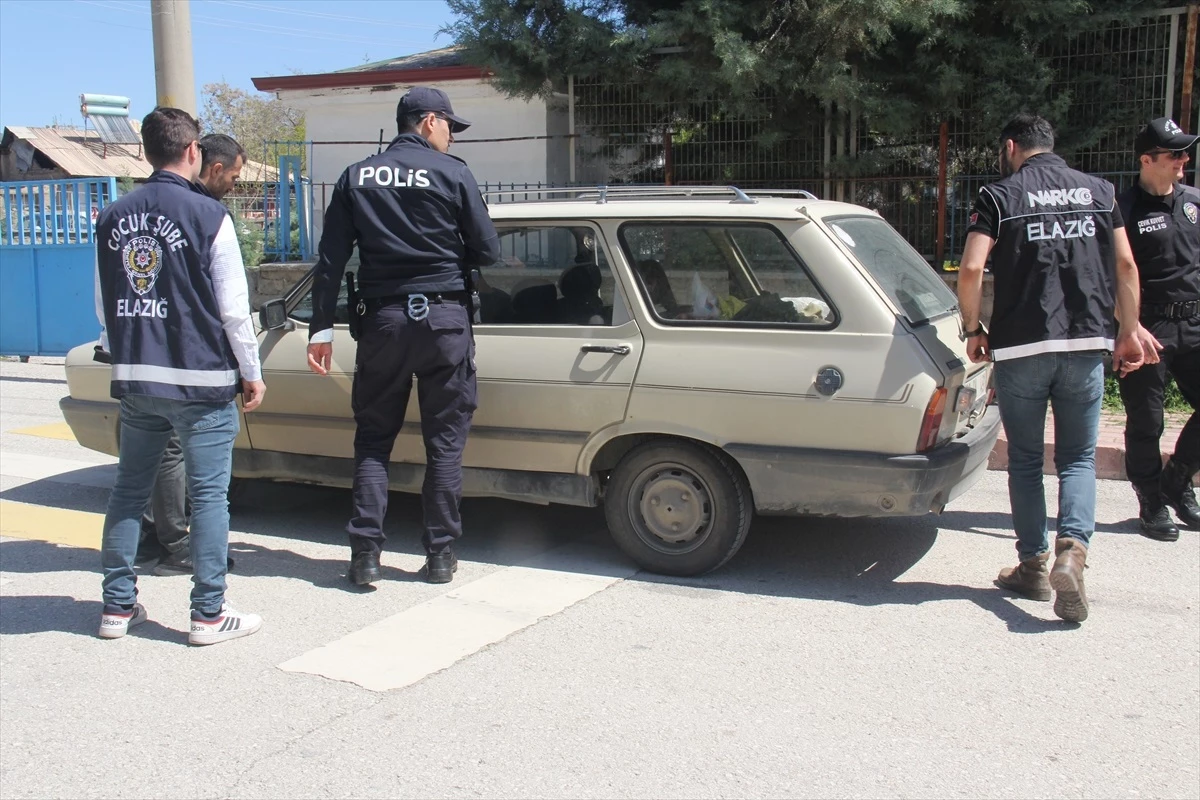 Elazığ\'da polis ekipleri okul önlerinde denetim gerçekleştirdi