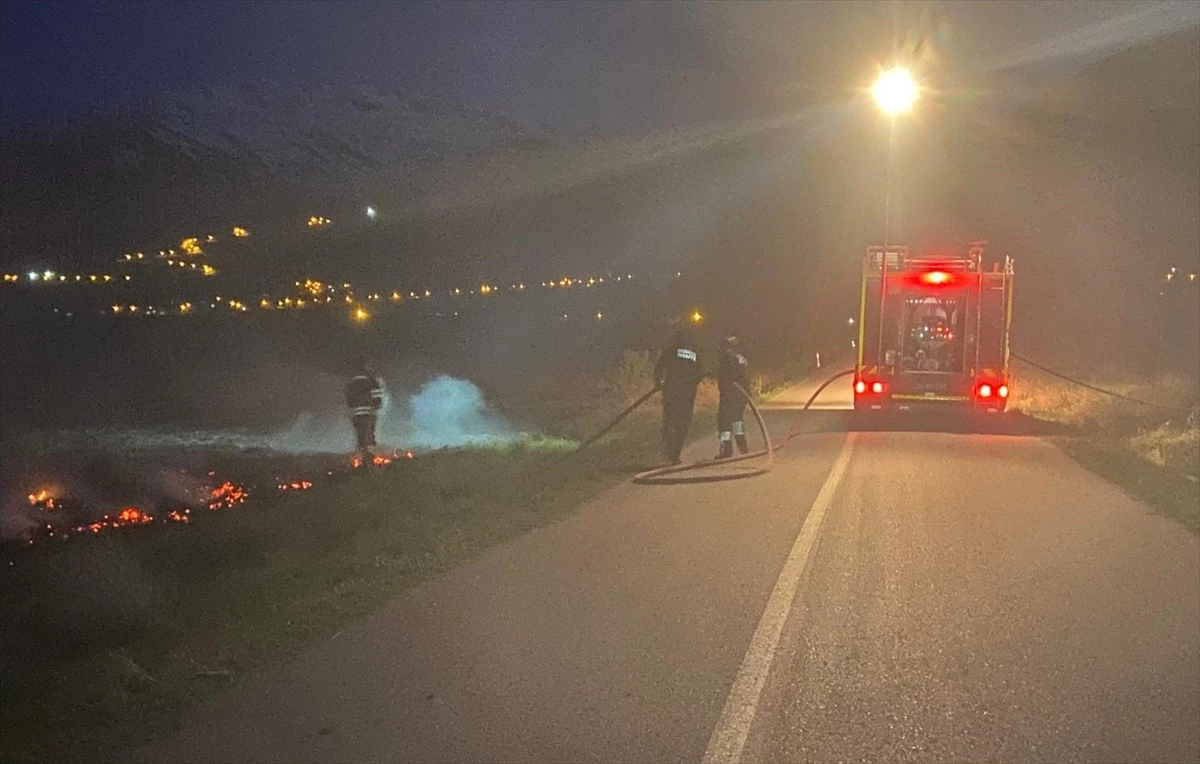 Erzincan\'da çıkan arazi yangını itfaiye ekipleri tarafından söndürüldü