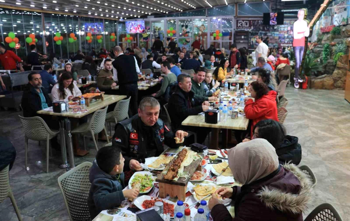 Adana\'da düzenlenen Uluslararası Portakal Çiçeği Karnavalı esnafa can suyu oluyor