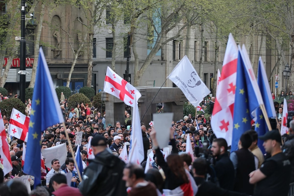 Tiflis\'te Gösteri: Yabancı Etkinin Şeffaflığı Yasa Tasarısına Karşı Protesto