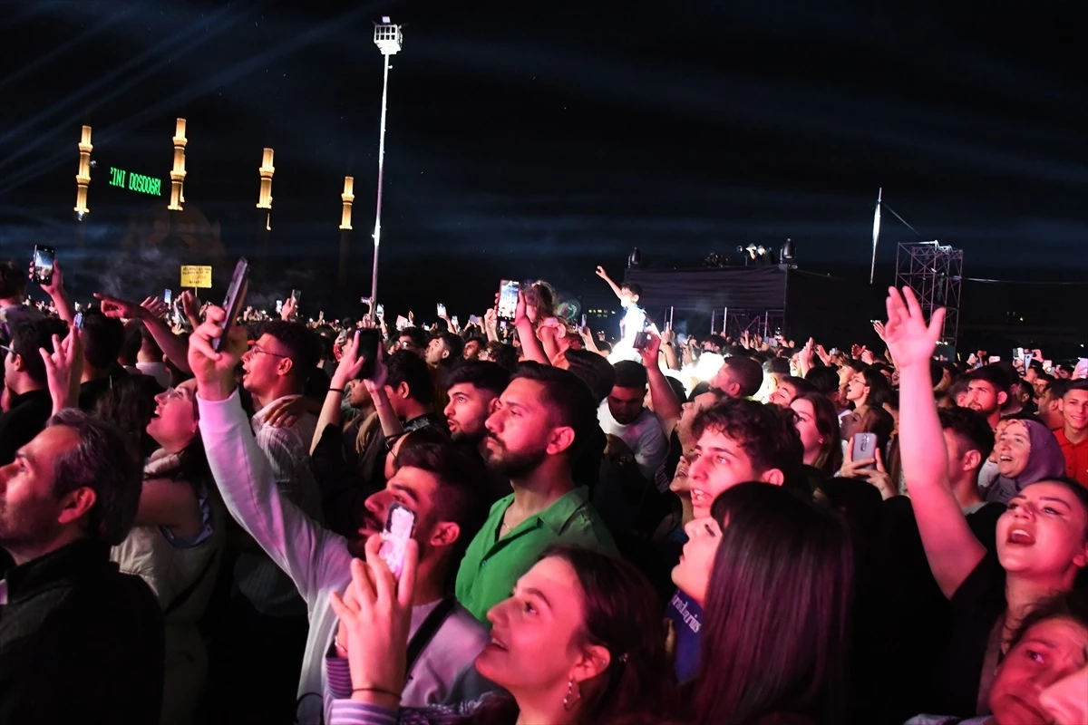 Haluk Levent Adana\'da Portakal Çiçeği Karnavalı\'nda konser verdi