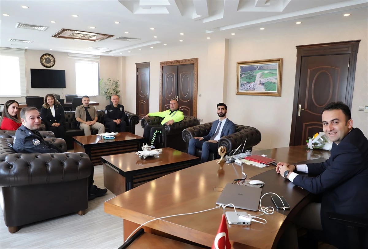 Hasankeyf İlçe Emniyet Amiri Musa Furkan Özdemir, Kaymakam Mehmet Ali İmrak\'ı ziyaret etti