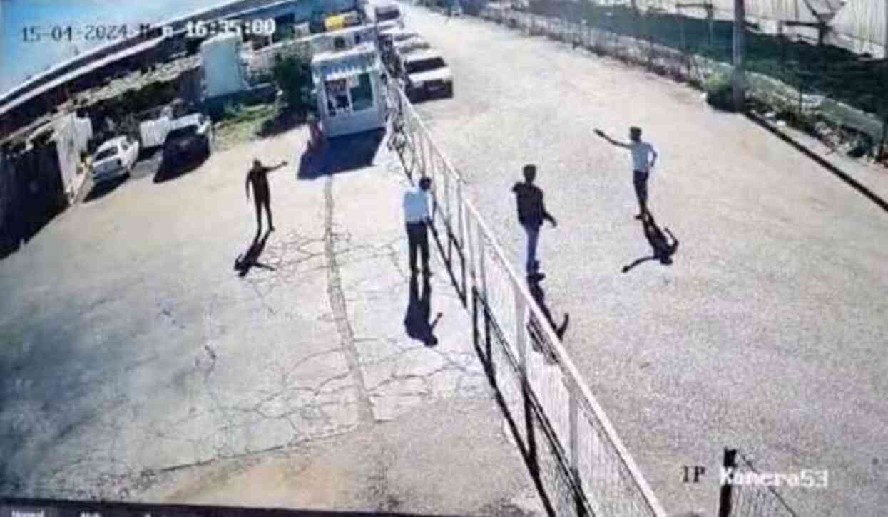 İş yerinde tartıştığı kişiyi minibüsle ezerek öldürdü! Olay anı kamerada İş yerinde tartıştığı kişiyi minibüsle ezerek öldürdü! Olay anı kamerada