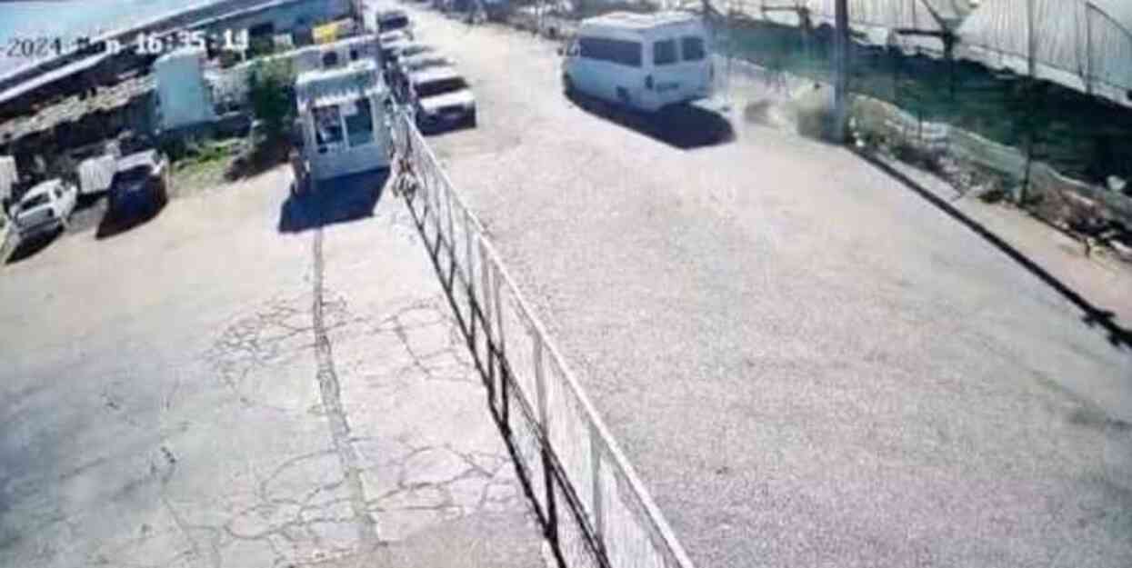 İş yerinde tartıştığı kişiyi minibüsle ezerek öldürdü! Olay anı kamerada İş yerinde tartıştığı kişiyi minibüsle ezerek öldürdü! Olay anı kamerada
