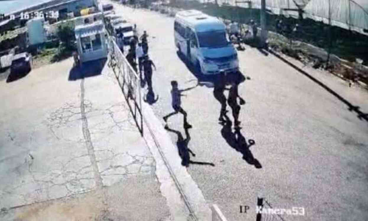 İş yerinde tartıştığı kişiyi minibüsle ezerek öldürdü! Olay anı kamerada İş yerinde tartıştığı kişiyi minibüsle ezerek öldürdü! Olay anı kamerada