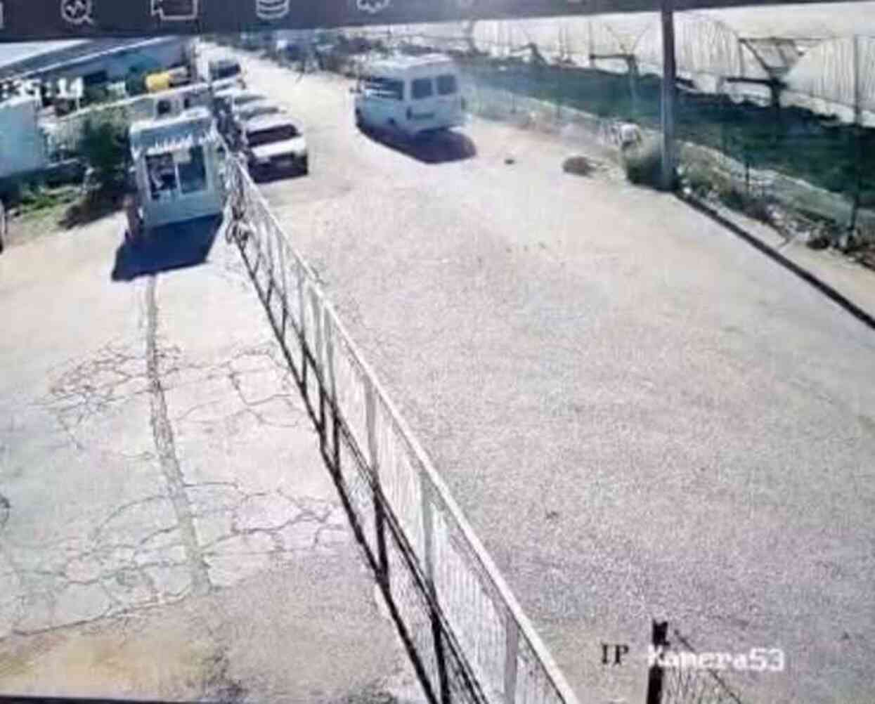 İş yerinde tartıştığı kişiyi minibüsle ezerek öldürdü! Olay anı kamerada İş yerinde tartıştığı kişiyi minibüsle ezerek öldürdü! Olay anı kamerada