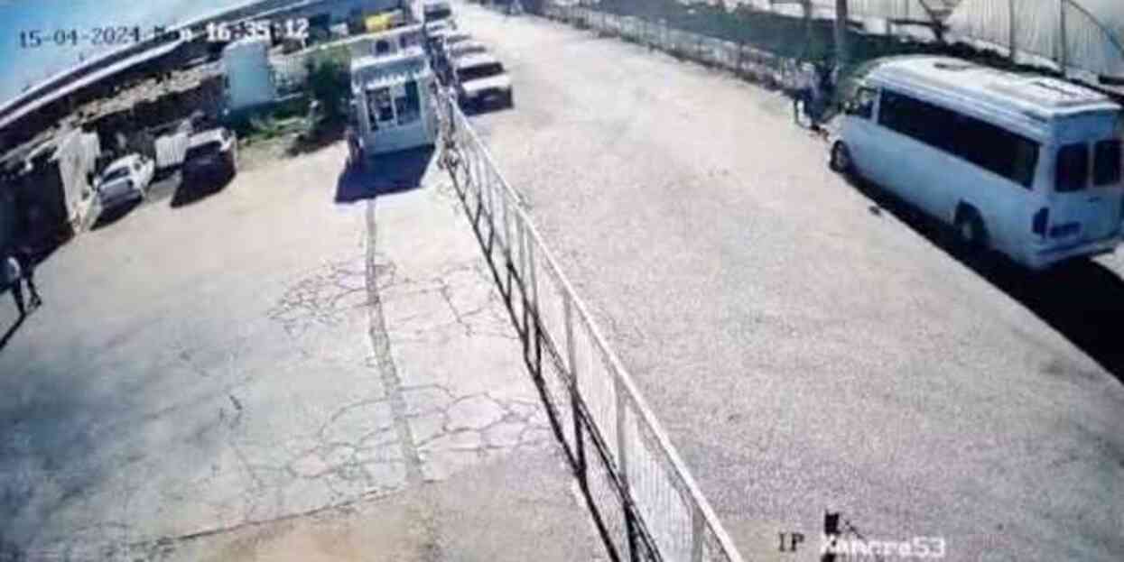 İş yerinde tartıştığı kişiyi minibüsle ezerek öldürdü! Olay anı kamerada İş yerinde tartıştığı kişiyi minibüsle ezerek öldürdü! Olay anı kamerada