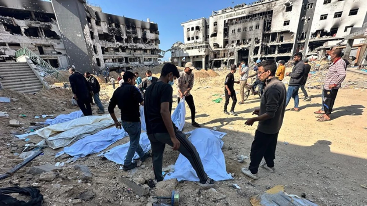 Gazze\'deki Şifa Hastanesi avlusunda toplu mezar bulundu