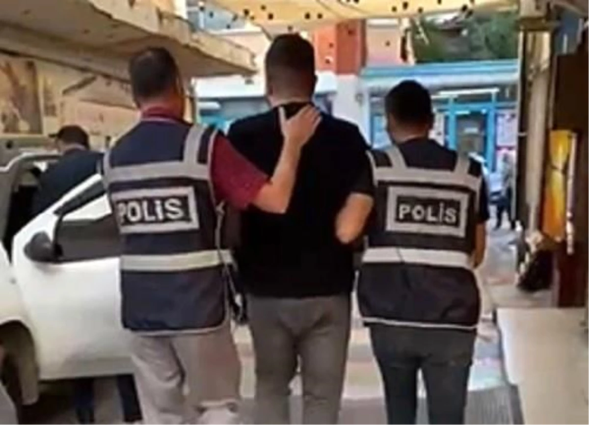 İzmir\'de yasa dışı silah ticareti yapan çiftin evine operasyon