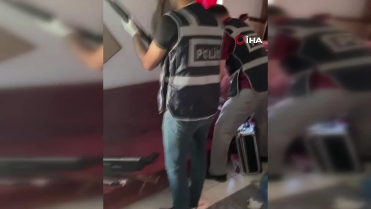 İzmir\'de yasa dışı silah ticareti yapan sevgililer yakalandı