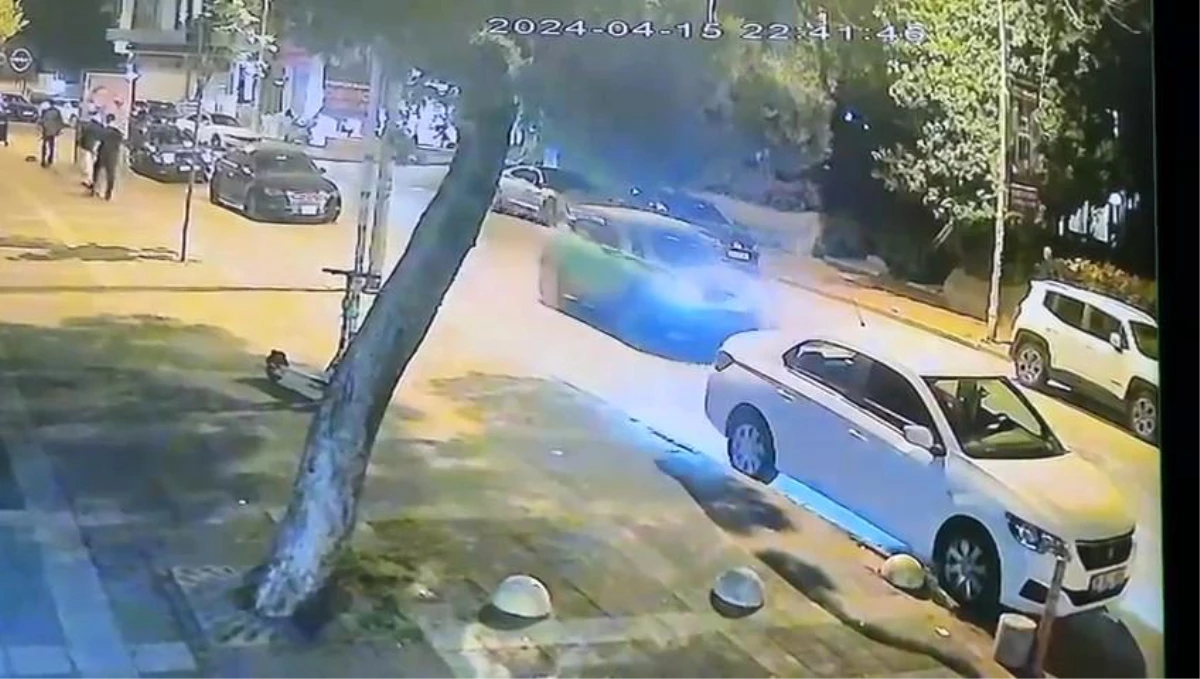 Kadıköy\'de Otomobil Kazası: Bir Kişi Yaralandı