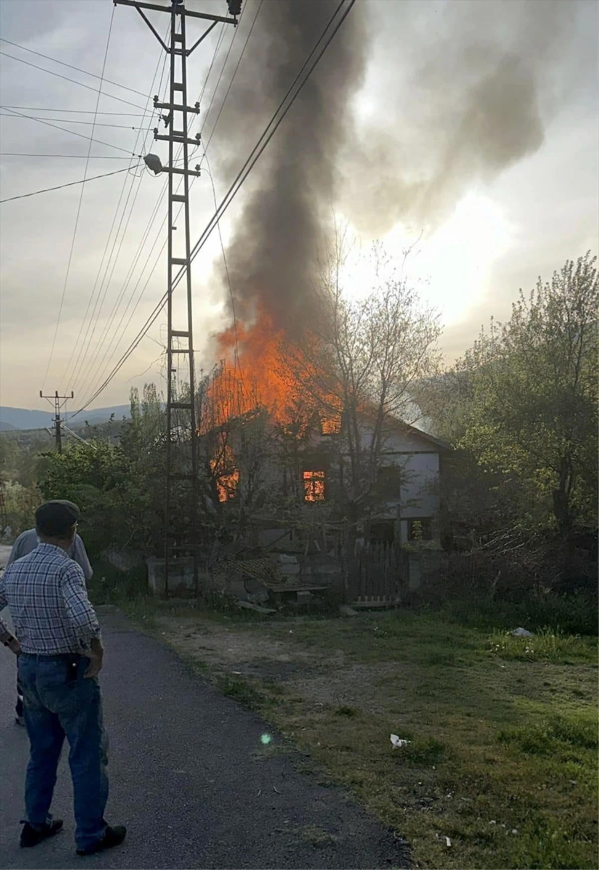 Karabük\'te çıkan yangında müstakil ev kullanılamaz hale geldi