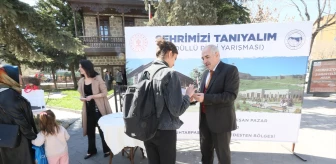 Kars'ta düzenlenen bilgi yarışmasında kazananlara kitap hediye edildi