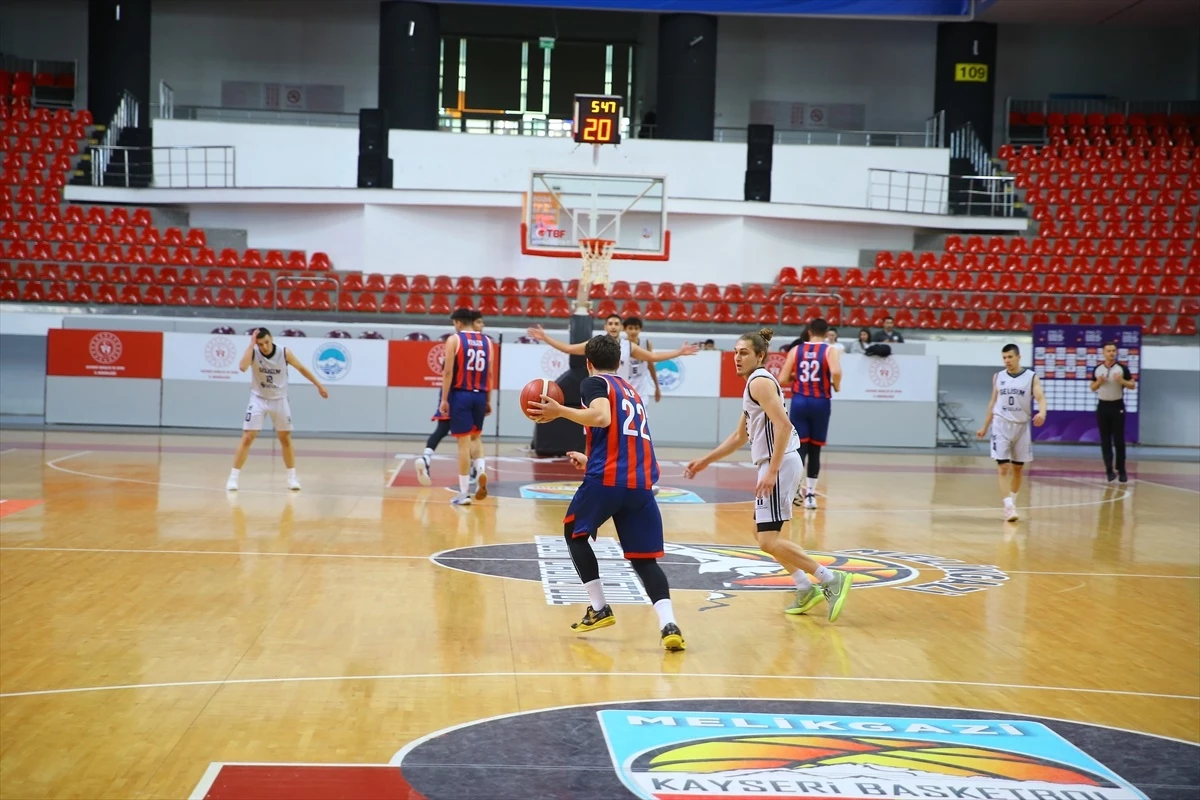 Kayseri\'de düzenlenen 18 yaş altı Basketbol Erkekler Anadolu Şampiyonası devam ediyor
