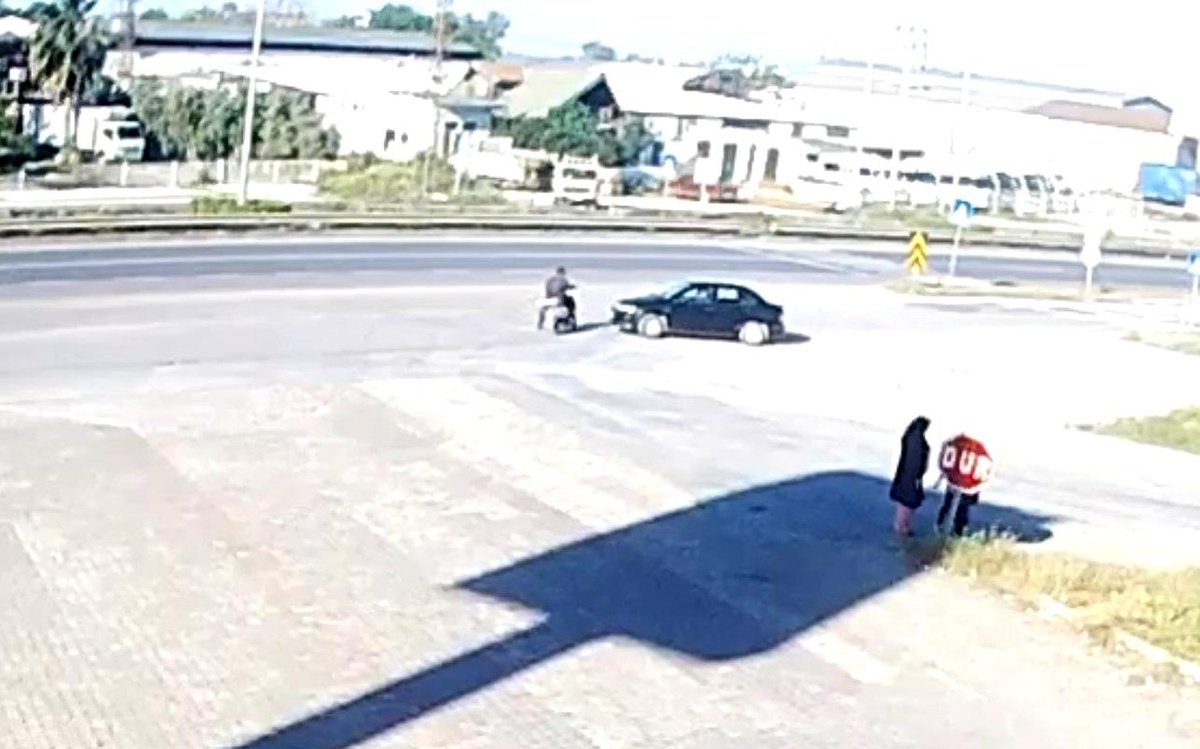 Antalya\'da elektrikli bisikletle otomobil çarpıştı: 1 yaralı