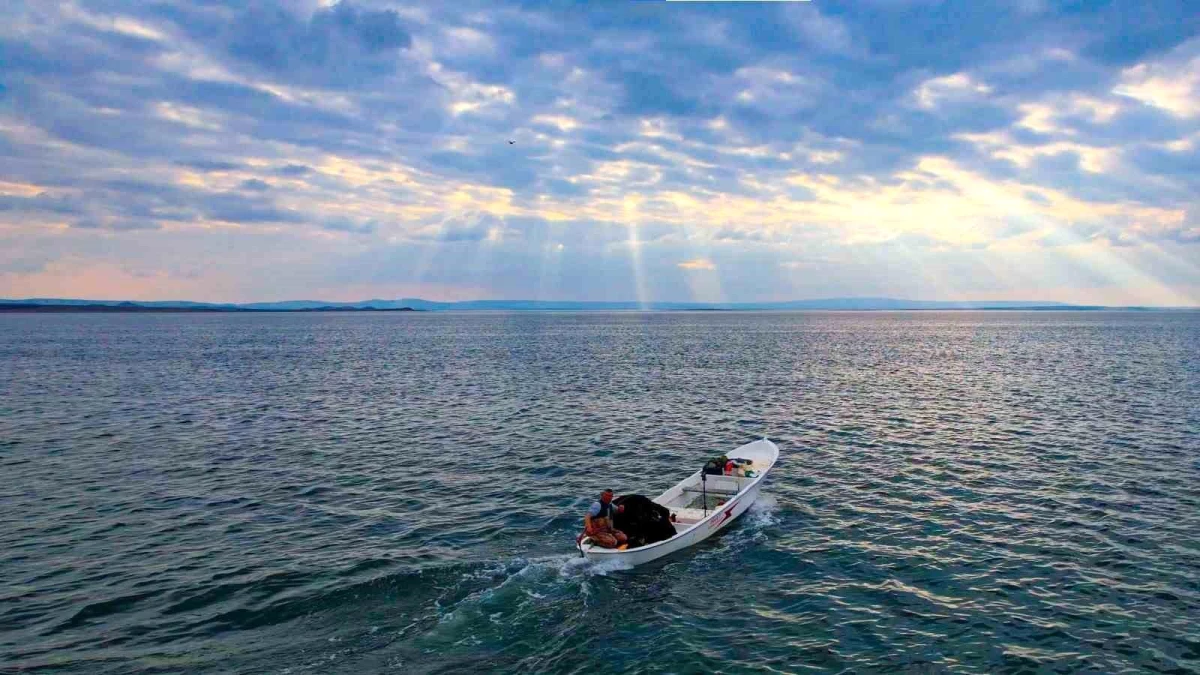Kırşehir\'deki Savcılı Plajı\'nda Sürat Teknelerinin Şovu Havadan Görüntülendi