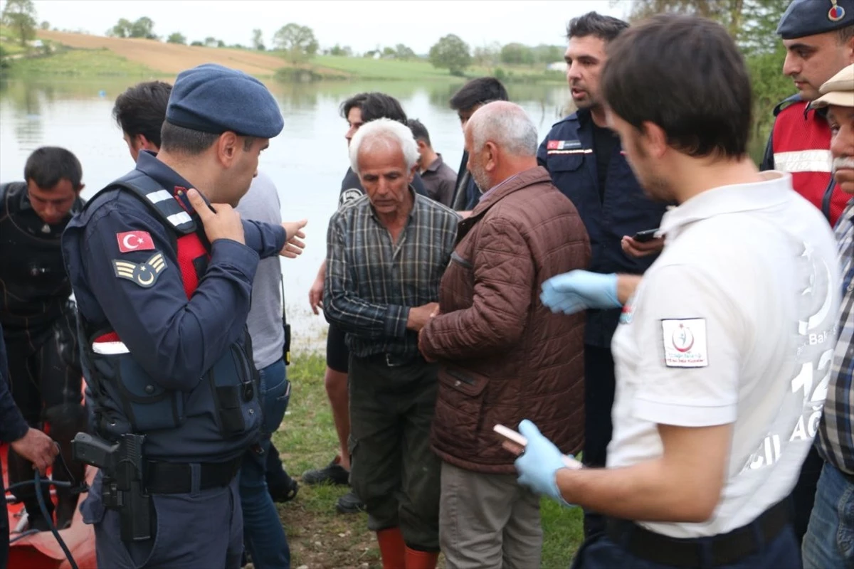 Kandıra\'da traktörü gölette mahsur kalan kişi kurtarıldı