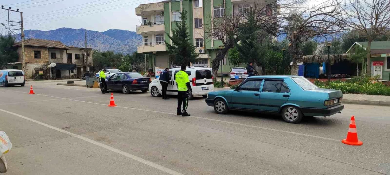 Adana\'da dolandırıcılık ve uyuşturucu satışı suçundan aranan 2 kişi yakalandı