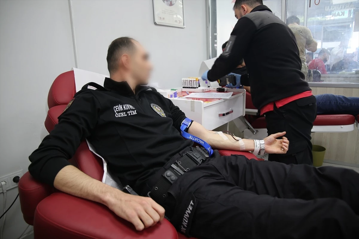 Mardin Emniyet Müdürlüğü Polisleri Türk Kızılayı\'na Kan Bağışında Bulundu