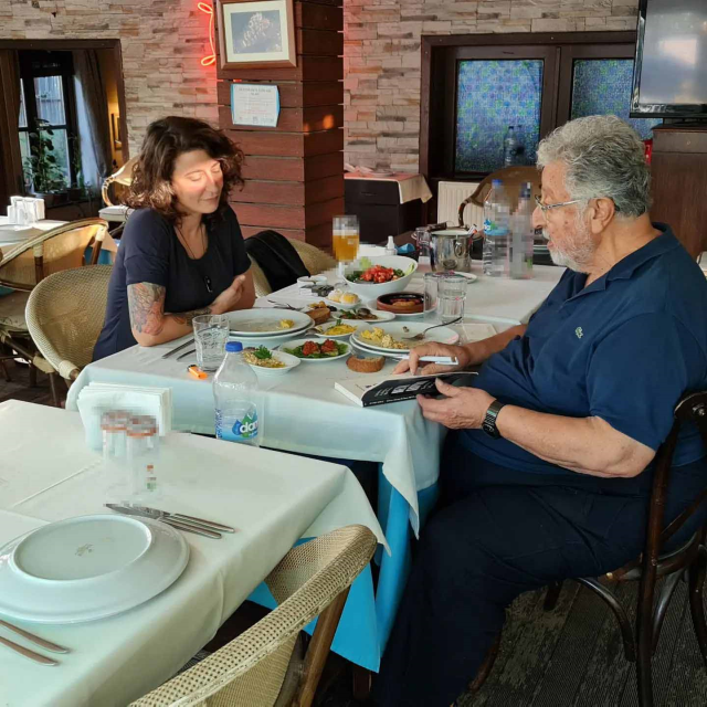 Metin Akpınar'ın kızı 'Ablamın babası ünlü bir gazeteci' dedi, Uğur Dündar'dan cevap geldi