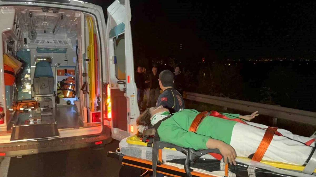 Düzce\'de Ticari Taksi, Motosiklete Çarptı: Yaralı Kız Arkadaşını Yalnız Bırakmadı