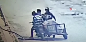Motosikletli hırsızlar mazgalları çalarken kameralara yakalandı