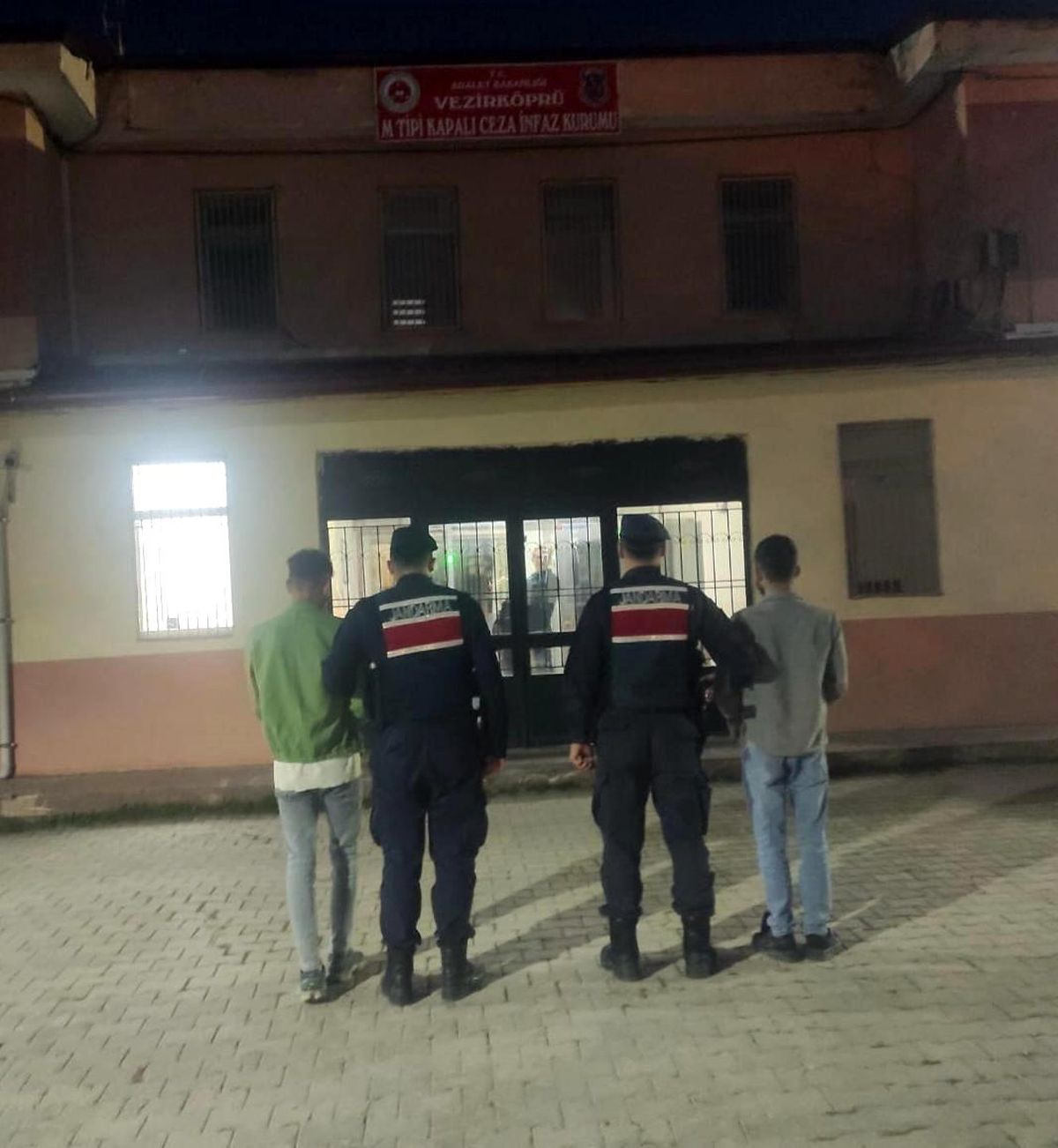 Vezirköprü\'de nişan merasiminde çıkan kavgada 4 kişi bıçaklandı, 2 kişi tutuklandı