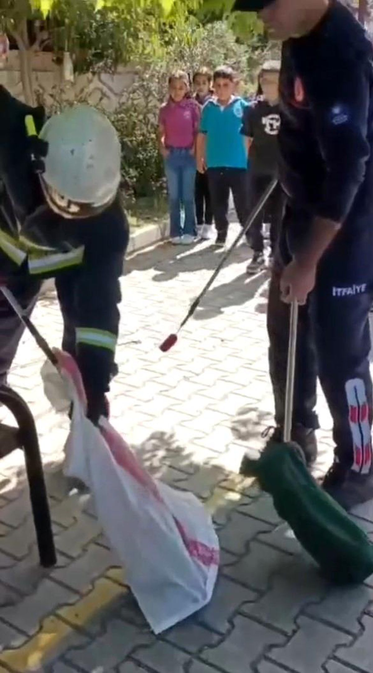 Alanya\'da okul bahçesindeki yılan itfaiye tarafından yakalandı