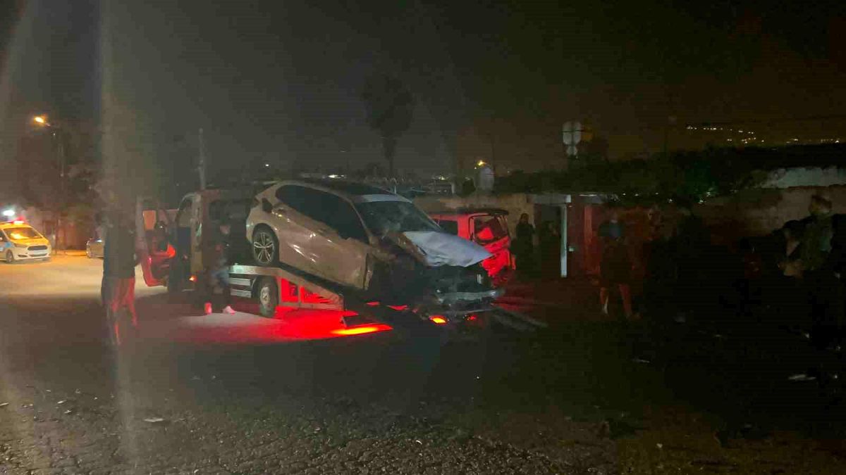 İskenderun\'da Kontrolden Çıkan Otomobil Park Halindeki Araçlara Çarptı