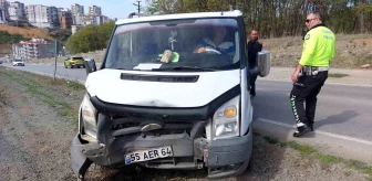 Samsun'da minibüs ile otomobilin çarpıştığı trafik kazasında 2 kişi yaralandı