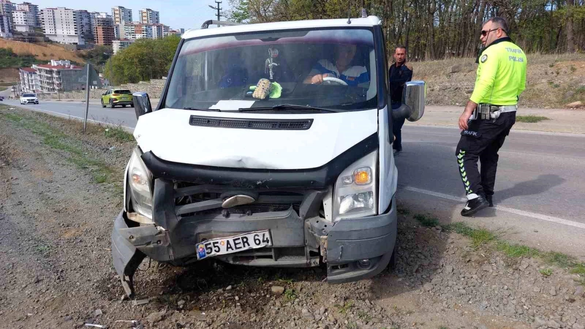 Samsun\'da minibüs ile otomobilin çarpıştığı trafik kazasında 2 kişi yaralandı