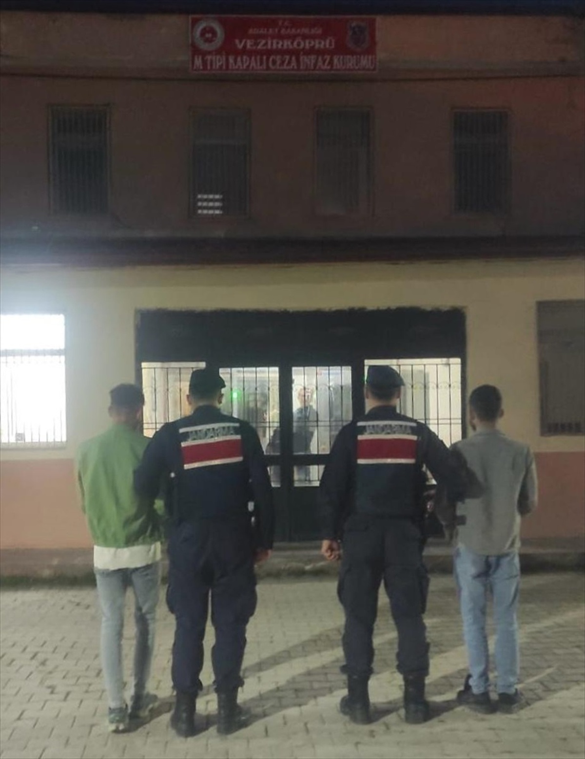 Nişan merasiminde halay çekenler arasında çıkan kavgada 4 kişi bıçakla yaralandı