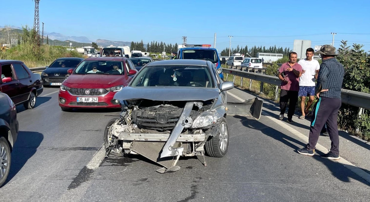Manavgat\'ta Otomobil Bariyerlere Çarptı: Sürücü Yaralandı