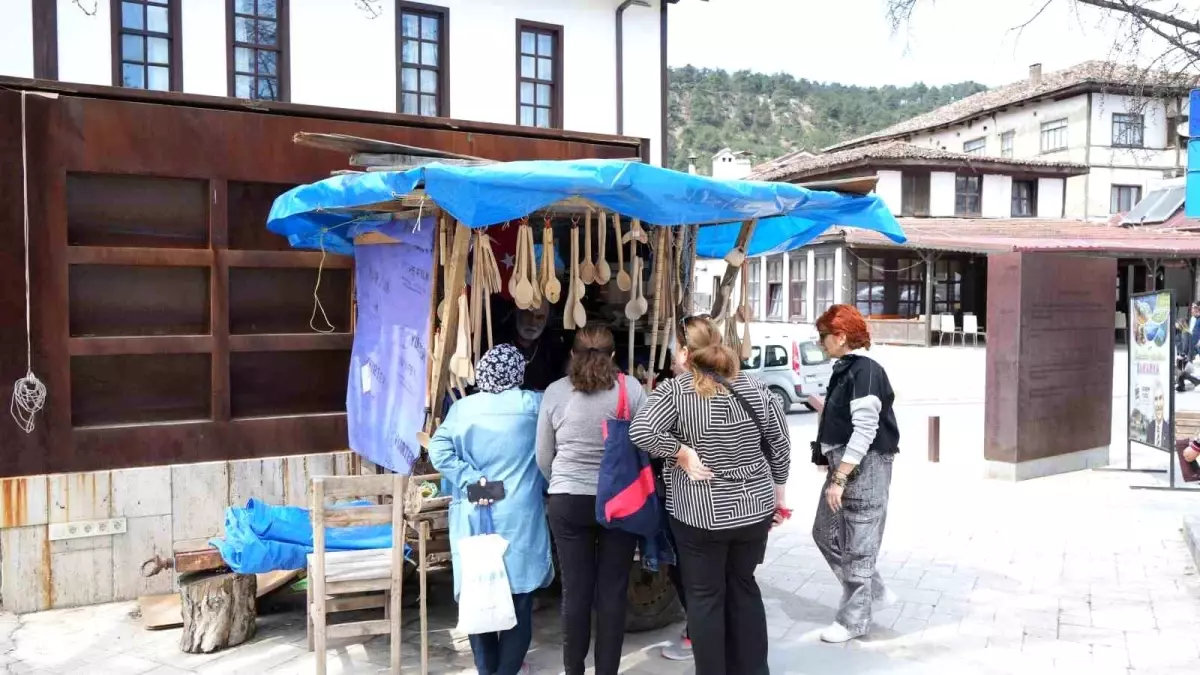 Sakarya\'nın Taraklı ilçesinde yaşayan 82 yaşındaki Sami Yıldız, 68 yıldır şimşir gereçleri üreterek geçimini sağlıyor