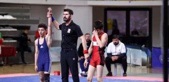 Sivas'ta düzenlenen 15 Yaş Altı Türkiye Güreş Şampiyonası'nın açılışı yapıldı