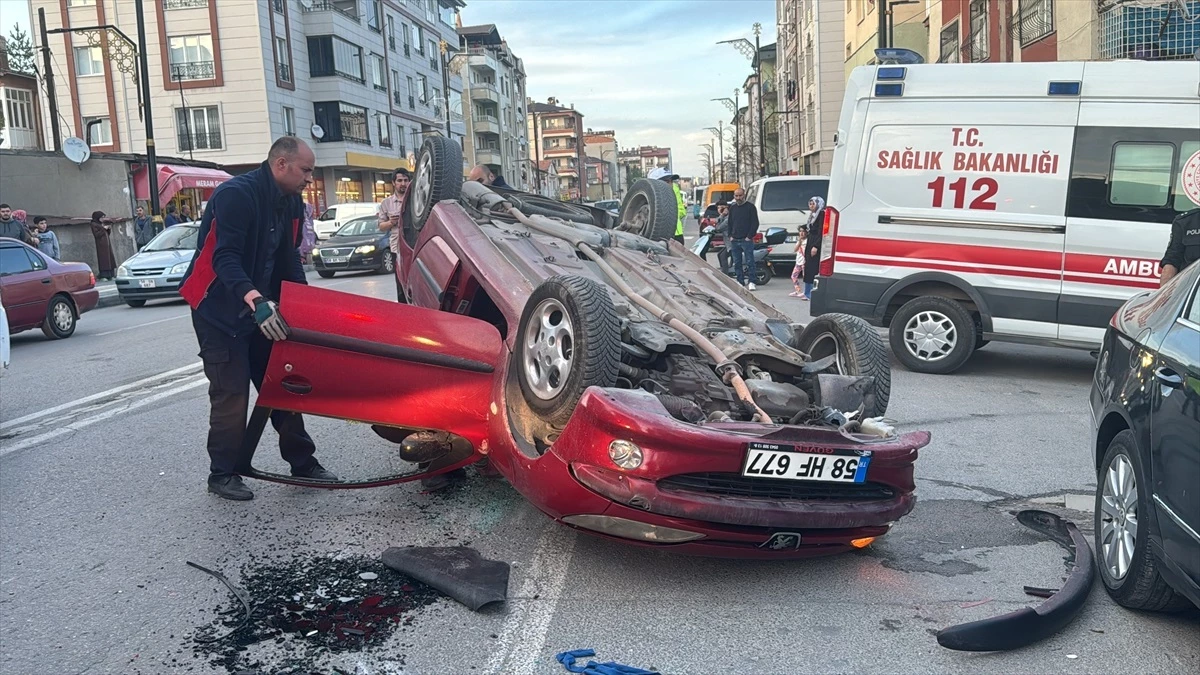 Sivas\'ta devrilen otomobilin sürücüsü tedavi altına alındı