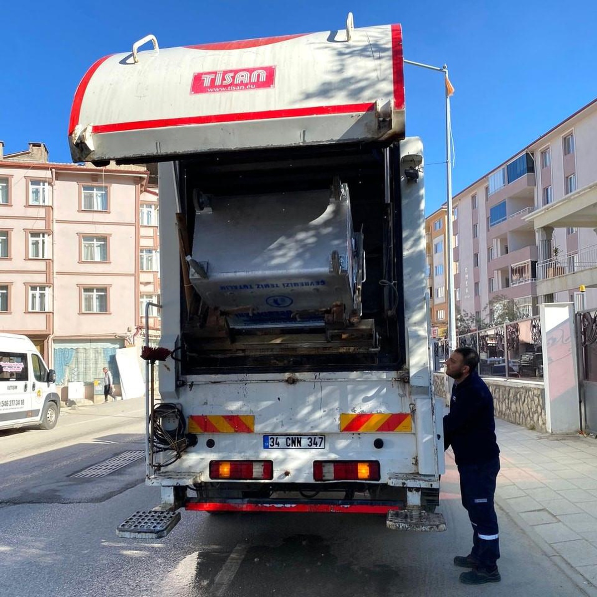 Söğüt\'te Çöp Konteynerleri Yıkanarak Temizleniyor