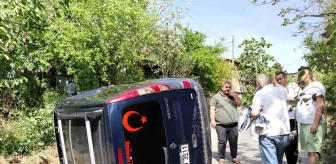 Ümraniye'de el freni çekilmeyen otomobil yokuş aşağı kayarak kaza yaptı
