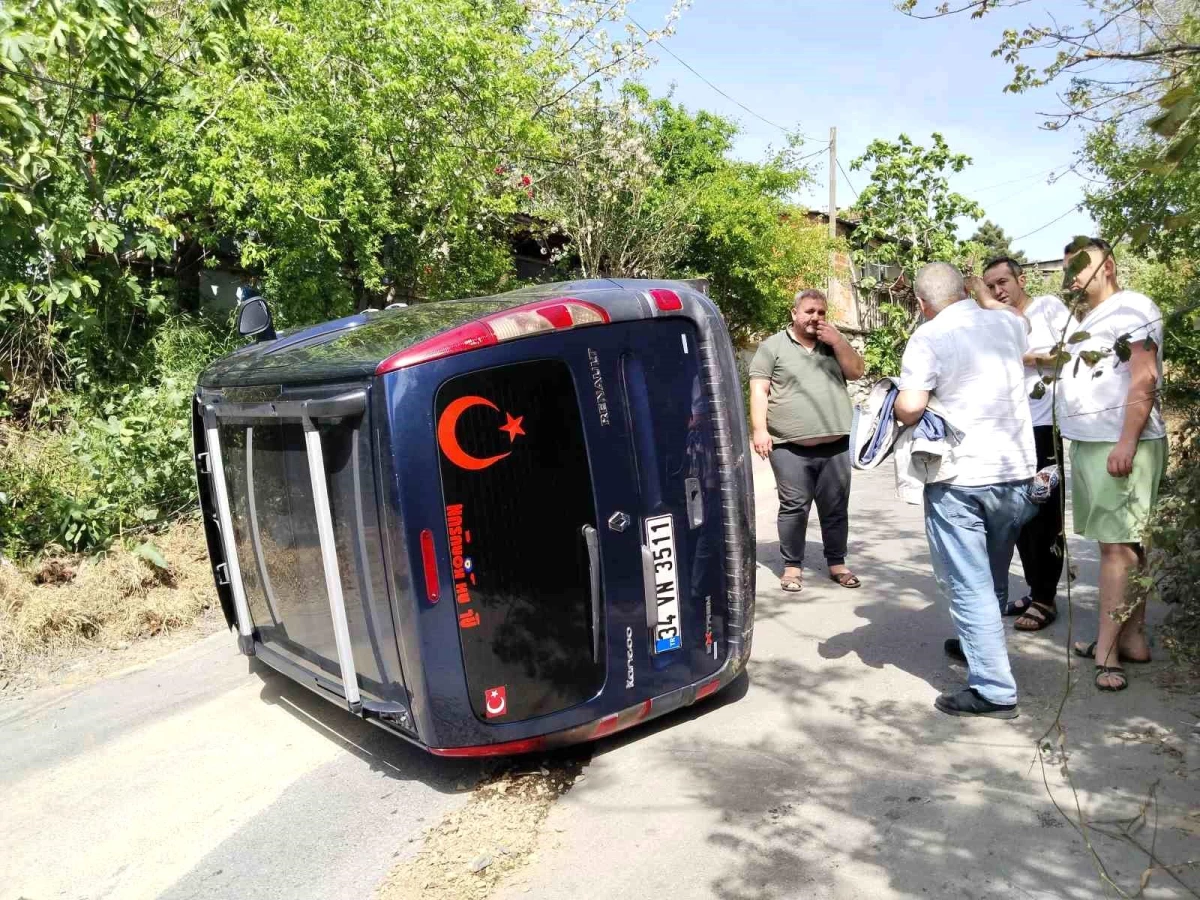 Ümraniye\'de el freni çekilmeyen otomobil yokuş aşağı kayarak kaza yaptı