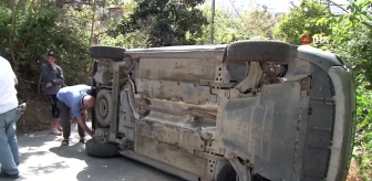 Ümraniye'de el freni çekilmeyen otomobil yokuş aşağı kayarak takla attı