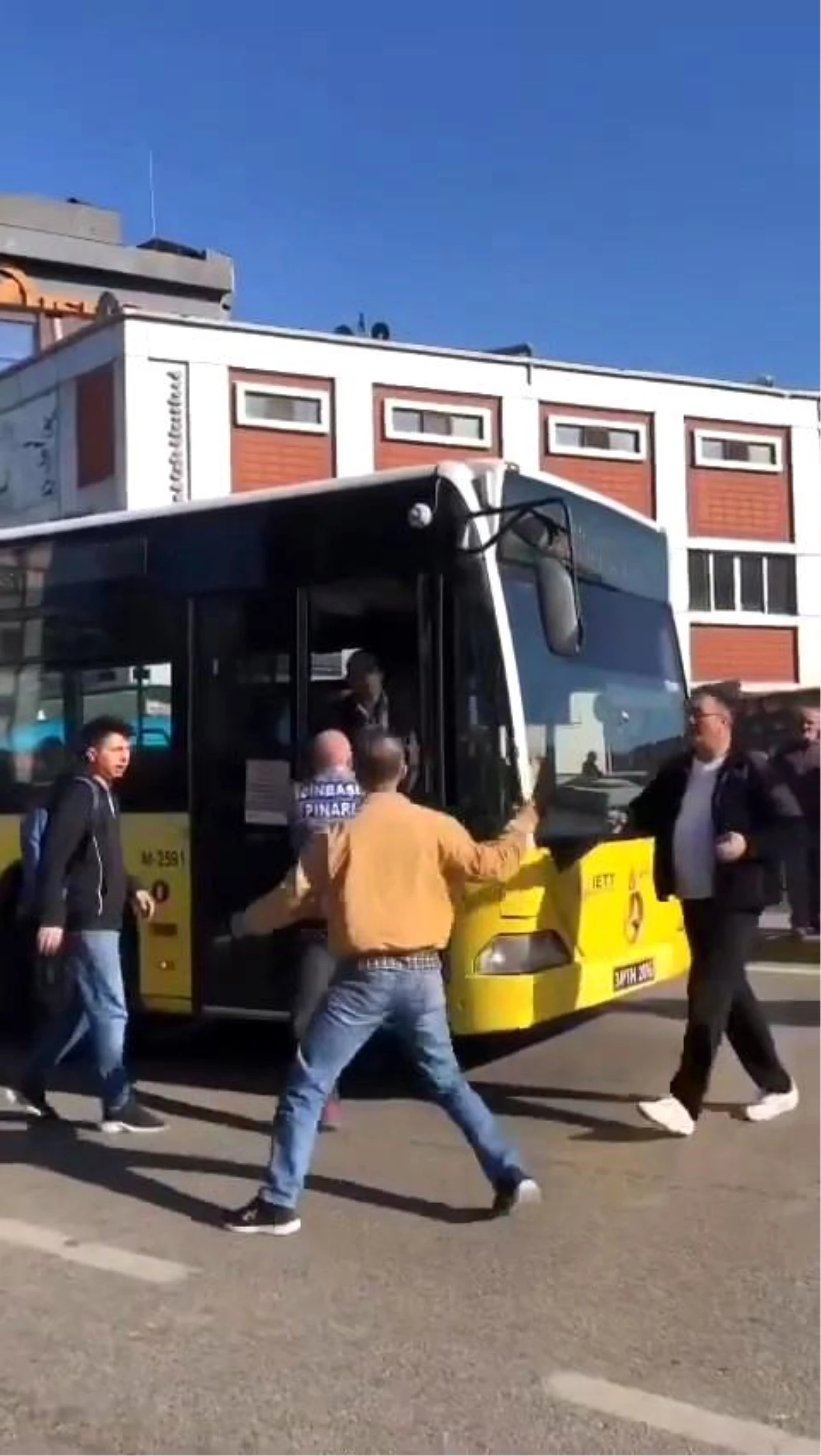 Ümraniye\'de İETT otobüsü şoförüne levye ile saldırı