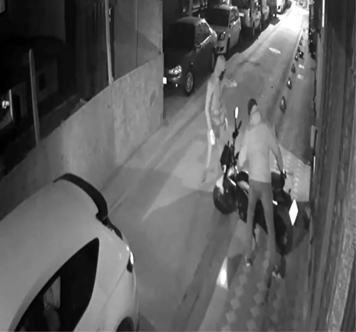 İstanbul Zeytinburnu\'nda maskeli hırsızlar motosiklet çaldı