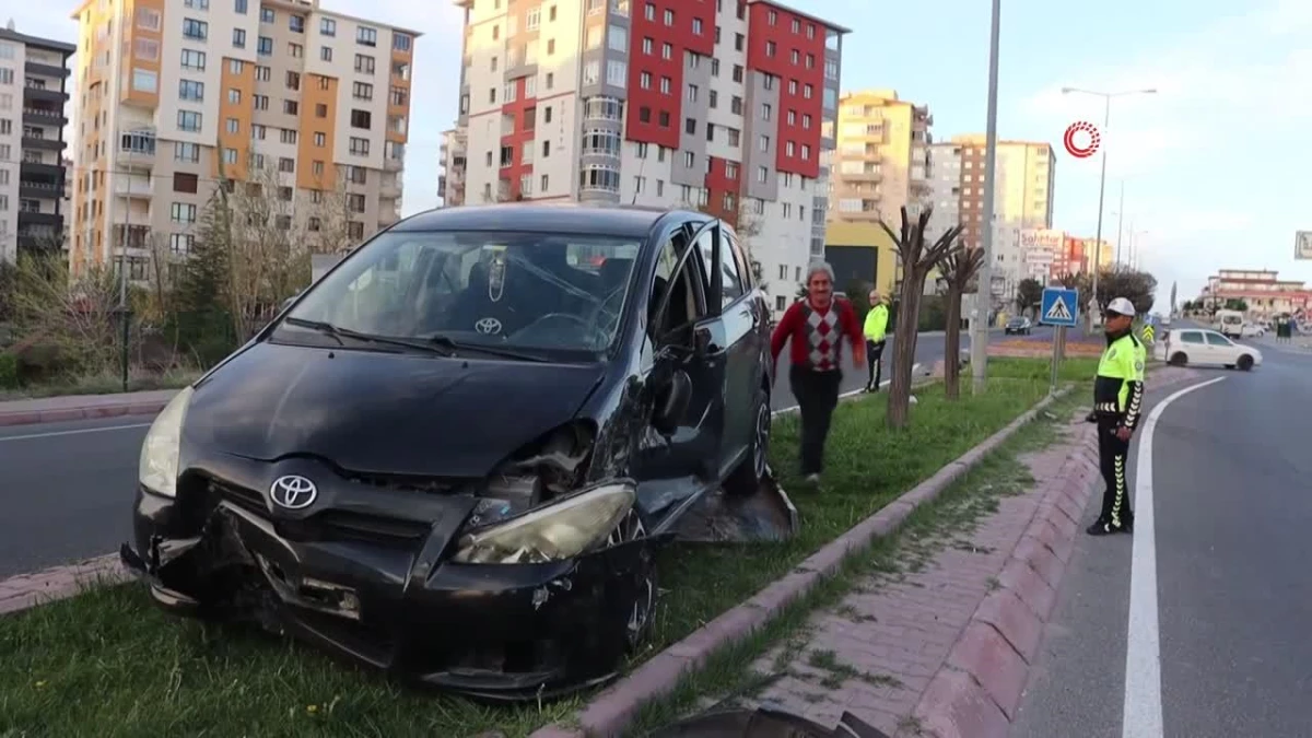 Feci kazada çarpışan araçlar refüje çıktı