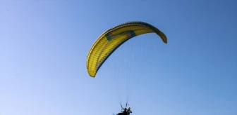 Adana'da Yamaç Paraşütçüleri Gökyüzünde Tavla Oynadı