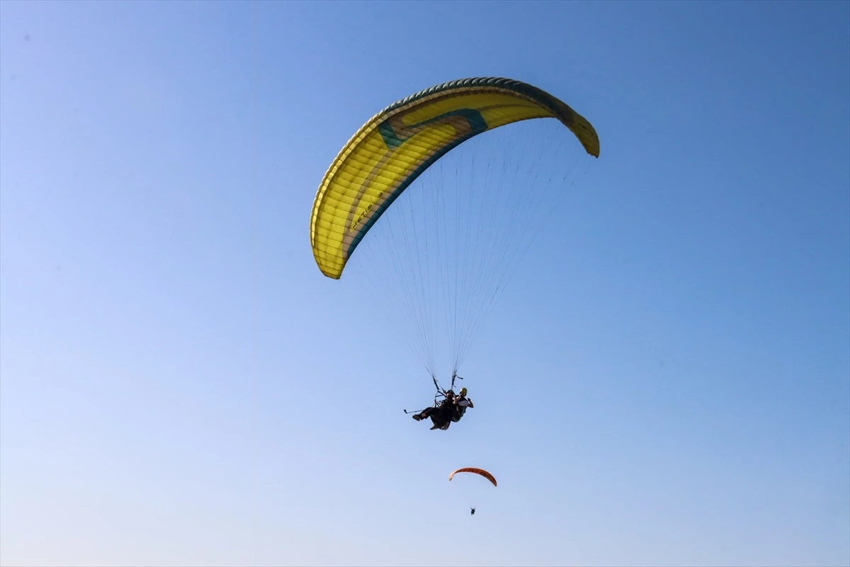 Adana\'da Yamaç Paraşütçüleri Gökyüzünde Tavla Oynadı