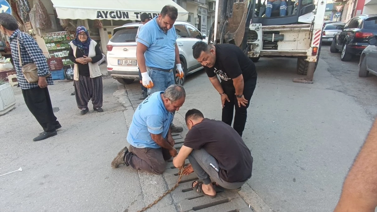 Adana\'da Yaşlı Kadının Cep Telefonu Kanalizasyona Düştü, Belediye Ekipleri Yardıma Yetişti
