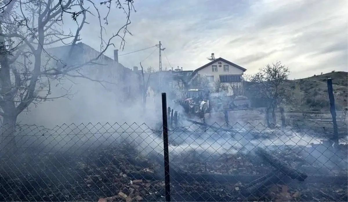 Çankırı\'nın Yapraklı ilçesinde bir ev alevlere teslim oldu